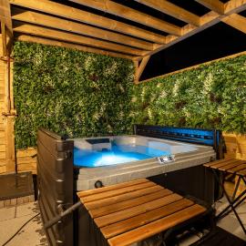 Cottage with Hot Tub near Knockhill โรงแรมในSaline