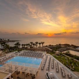 Queens Bay Hotel, hotel em Pafos