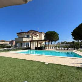 Villa Cangiano B&B and Pool, hotell i Osimo