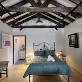 Stylish Gallery Sleep 4 , Near Parramatta CBD, Hotel in Sydney