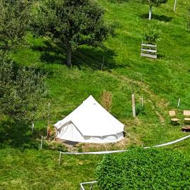 Tipi Zelt mit Bergsicht, מלון בFahrni