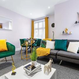 Stunning 2 bedroom London Flat with King Bed-Parking Available-Sleeps 6- Perfect for Families, Contractors & Couples!