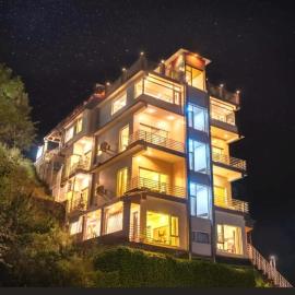 Wood Stock Kasauli-Rooms With Balcony & Cottages with private Terrace-Panoramic View -Adjoining Forest Track, hotel in Kasauli