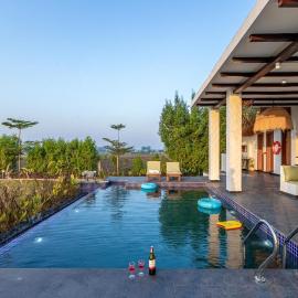 StayVista at Lotus by the lake with Pool, BBQ & Lawn, Hotel in Indore