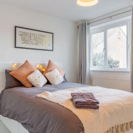 Modern 2 BD w Garden in the Heart of Tetbury, Hotel in Tetbury