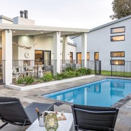 Sunnysprings Plus Studio، فندق في دانسبورو