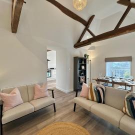 Central - Perfect for Work or Leisure - Walk to Cafés, Restaurants & Bars