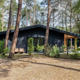Luxe familiehuis in parkbos, hotel em Giethmen