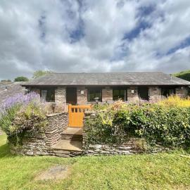 3 bedroom barn conversion with swimming pool, tennis court and more!, hotel in Kingsbridge