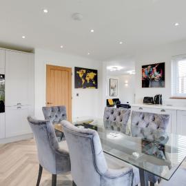 Kestrel Gardens Five Bedroom Homes, hotel in Great Dunmow