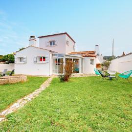 Lovely Home In L'épine With Wifi