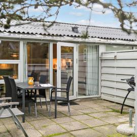 Stunning Apartment In Vejers Strand, hotell i Vejers Strand