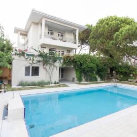 Spacious Exquisite 5BR Villa with Private Pool, khách sạn ở Ayvalık