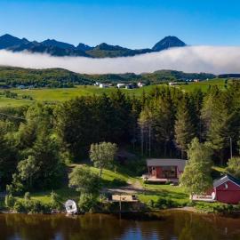 Waterfront mountain view cabin Lofoten