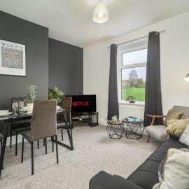 Huddersfield 2BR Flat - Free Parking