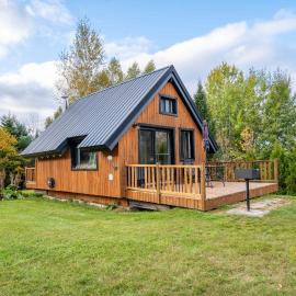 Au Chic Chalet des Chutes Chic Rustique, Hotel in Sainte-Melanie