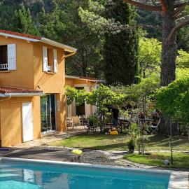 Chambres d'Hôtes - Le Pin des Arches, hotel u gradu Dinj le Ben