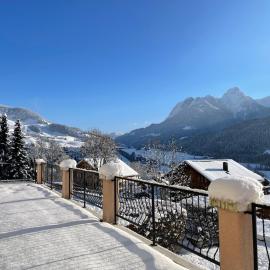 Large 3 bed apartment with mountain views, pool and gym, hotel u gradu Chateau-d'Oex