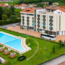 Kona Hotel Verona, отель в городе Неграр