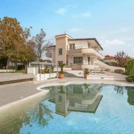 Awesome Home In Caserta, hotel v mestu Caserta