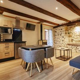 Jolie maison deux chambres et canapé-lit #au cœur du village# โรงแรมในSainte-Eulalie-dʼOlt