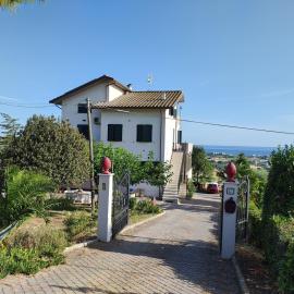 Casa Meris - Appartamento in collina vista mare a San Costanzo, hotel in Marotta