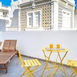 Casa Maia- Spacious apartment with outdoor terraces, hotelli kohteessa Olhão