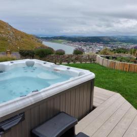 Orme Villa, Hot Tub, Llandudno, Stunning Views , sleeps 12, Hotel in Llandudno