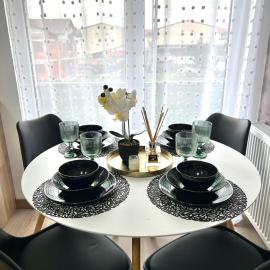 Rainbow Apartments, hôtel à Floreşti