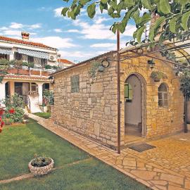 Nice Apartment In Stinjan With House Sea View, viešbutis mieste Štinjanas