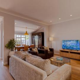 Hidden De Waterkant Cottage with Tranquil Garden, hotel in Cape Town