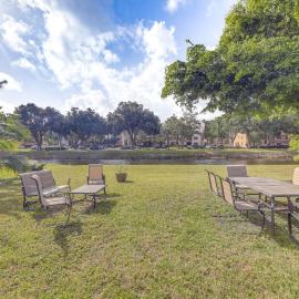 Riverfront Backyard & Grill: Sunrise Family Home โรงแรมในซันไรส์