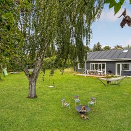 3 Bedroom Gorgeous Home In Lundby, hotel a Lundby