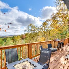 Lakemont Mountain Cabin w/ Game Room & Hot Tub!, hotel in Lakemont