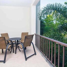 Spacious Beach-Inspired Condo with Resort-Style Amenities & Beach Club Access, hotel in Coco