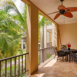 Spacious One-Bedroom Condo with Pool View, Balcony & Beach Club Access, hotel a Coco