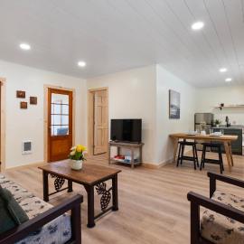 Waterfront 3 bed plus 3 bath on Squam (Suite 1), hotel in Holderness