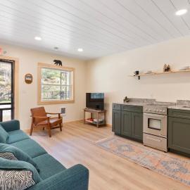 Squam waterfront 2 bed 2 bath (Suite 9), hotel in Holderness