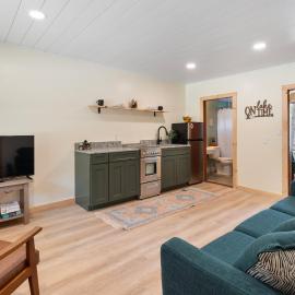 Squam Waterfront 2 bed 2 bath (Suite 3), hotel in Holderness
