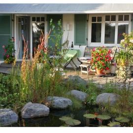 Schöner Bungalow mit Gartenterrasse und Teich, hotelli kohteessa Feldafing