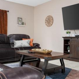 Poolside Palisade - A Fun Family Retreat for 6 – hotel w mieście Marquette Heights