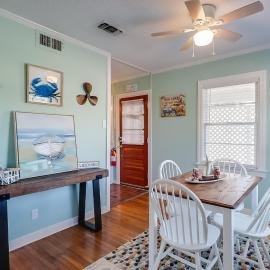 The Cozy Blue Cottage, hotel in Long Beach
