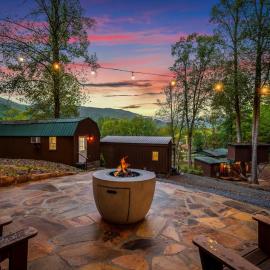 2bed 1bath Cabin with Mountain View, Hot Tub and grilling deck – hotel w mieście Elf