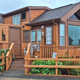Ocean Cabin 23 Honeymoon Suite Pet Friendly, hotel in Smith River