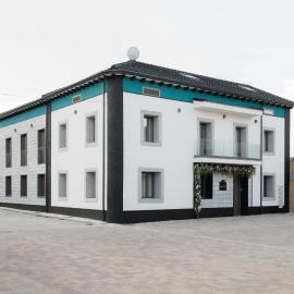 Hostal Dreamland, מלון בGómezserracín