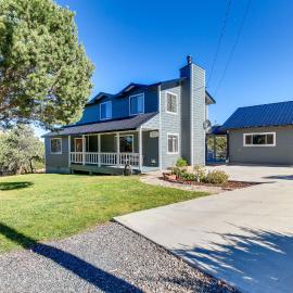 Eagar Vacation Rental Home w/ Spacious Deck!, hotell i Springerville