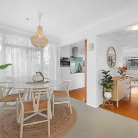 Vincentia Beach Bungalow by Book Jervis Bay - Your Coastal Escape, Hotel in Vincentia