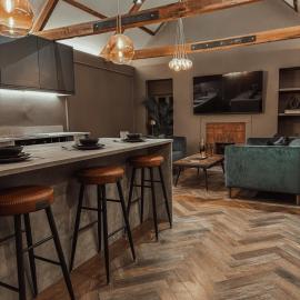 Magistrates Penthouse Suite - Town Centre Apartments with Spa