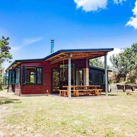 Whangapoua Family Bach - 100m from the beach!, Hotel in Whangapoua