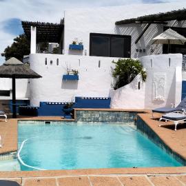 Rocky Beach Holiday Home with panoramic sea views in Simon's Town, hotel in Simonʼs Town